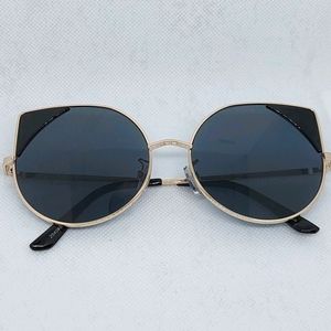 Oversized cateye shaped sunglasses
